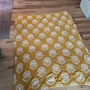 Floral Yellow and White reversible blanket